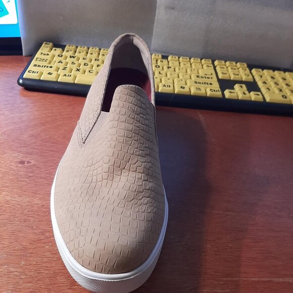 Menro Lennox Women Sand Croc Nubuck Sneaker Size 9.5 Worn Once Excellent Conditi